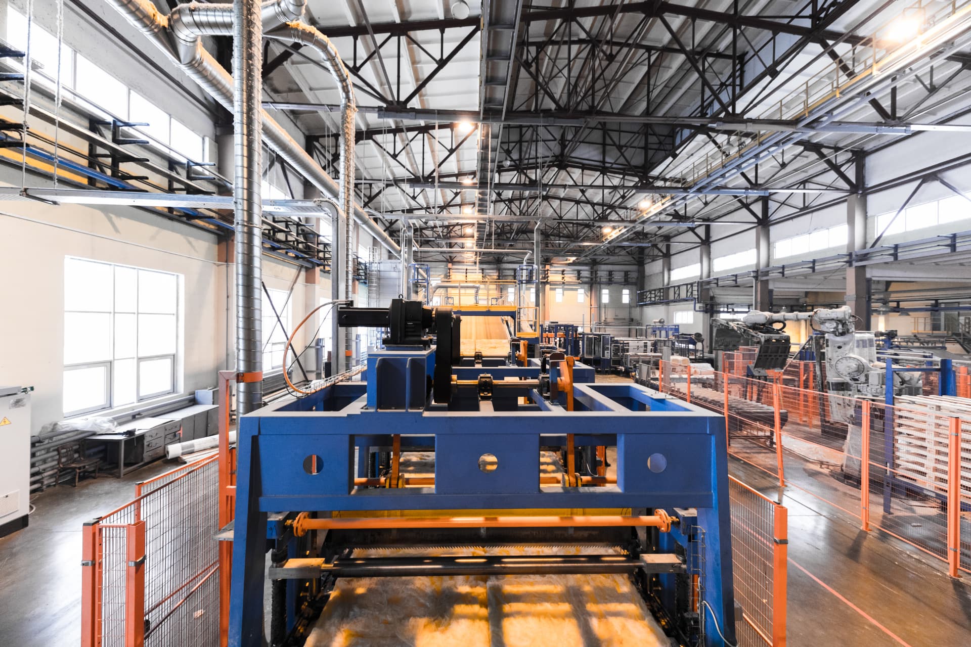 Interno di uno stabilimento produttivo con macchinari, carroponte e linee automatizzate
