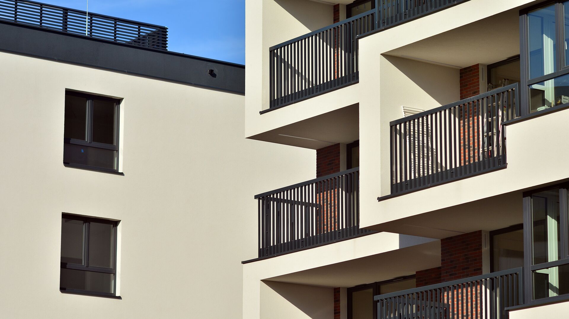 Facciata di un edificio residenziale moderno con parapetti e ringhiere metalliche sui balconi