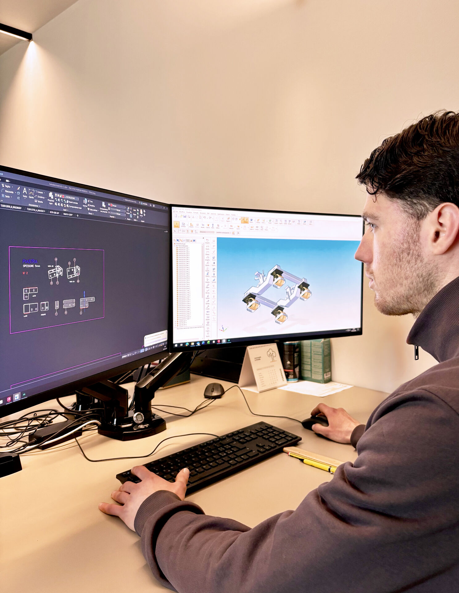 Tecnico ITATEK che analizza un disegno tecnico al computer nell'ufficio tecnico dell'azienda
